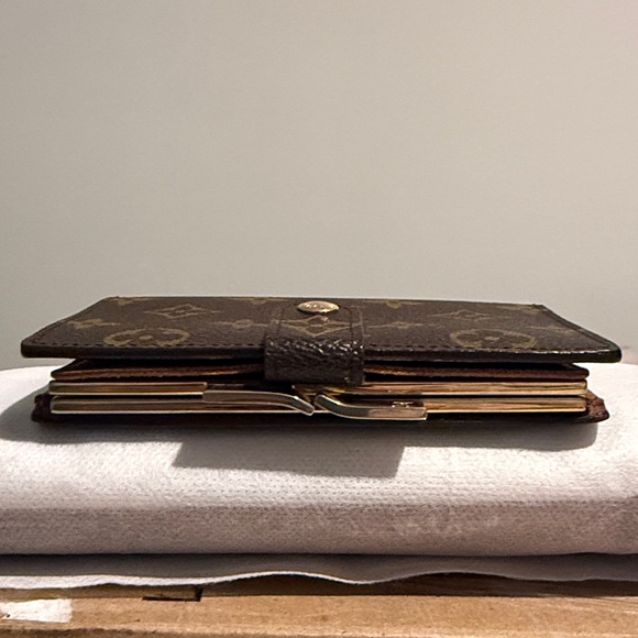 Louis Vuitton Monogram Kisslock Compact Wallet - Picture 16 of 16